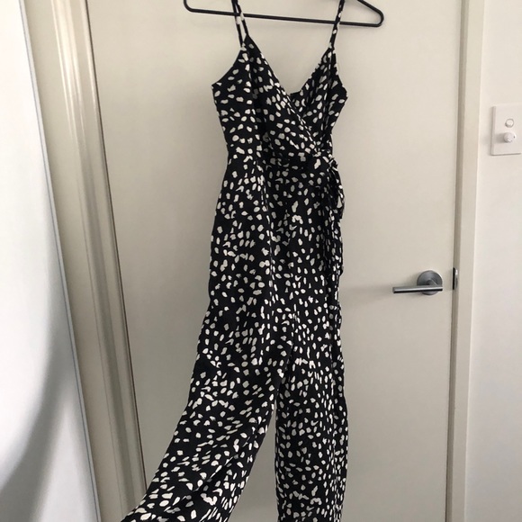 Pants - 💰3 for$15) size 8 Black & white Pant Suit with pockets